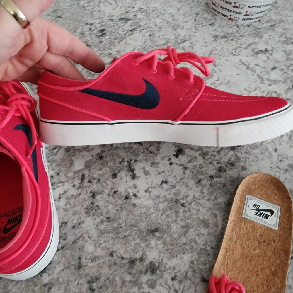 New Womens Nike SB Sz 9 . Pink Extra Laces